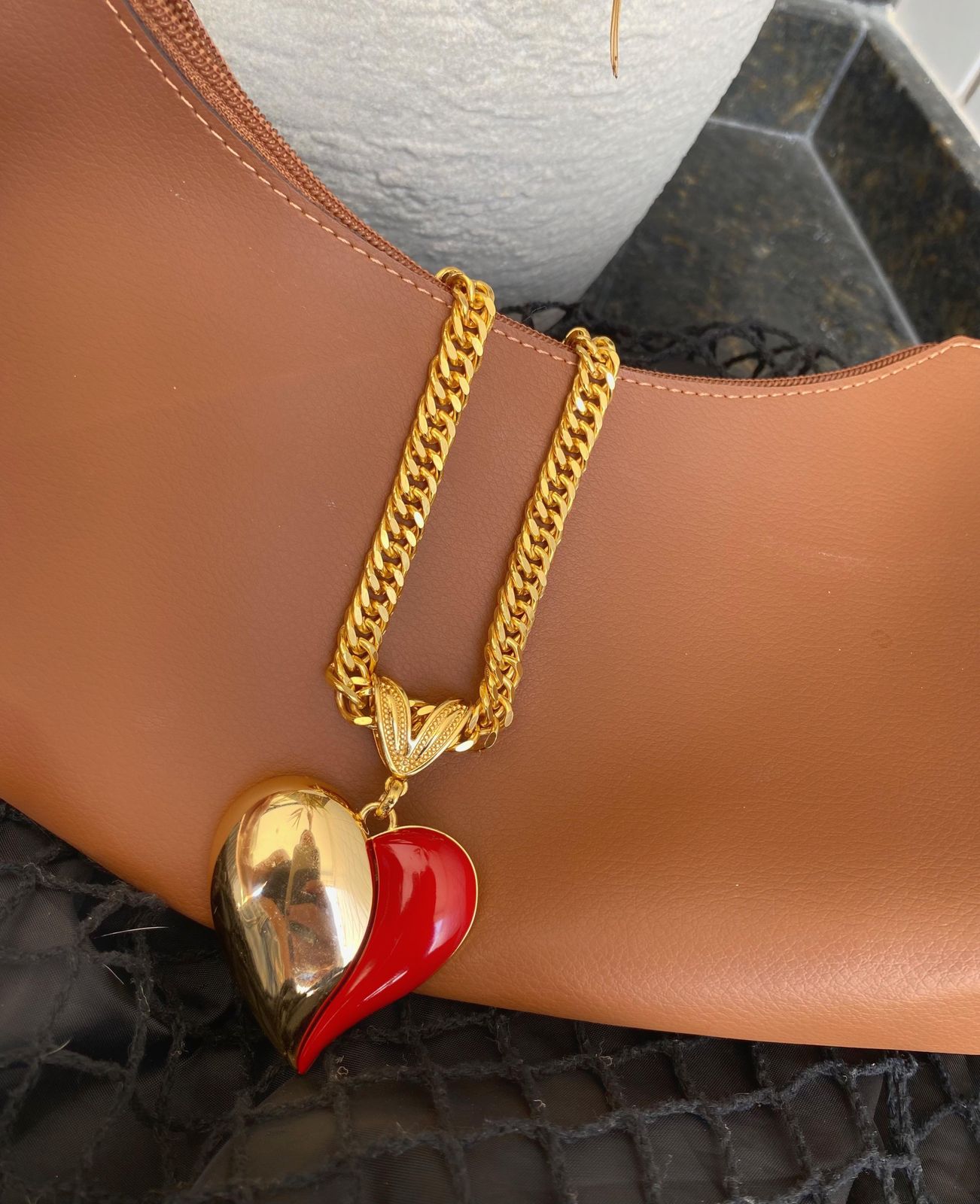 Colar corrente grumet grossa + pingente coração vermelho com ouro