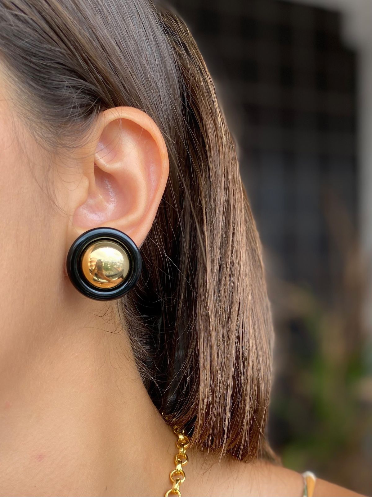 Brinco  preto resina + dourado