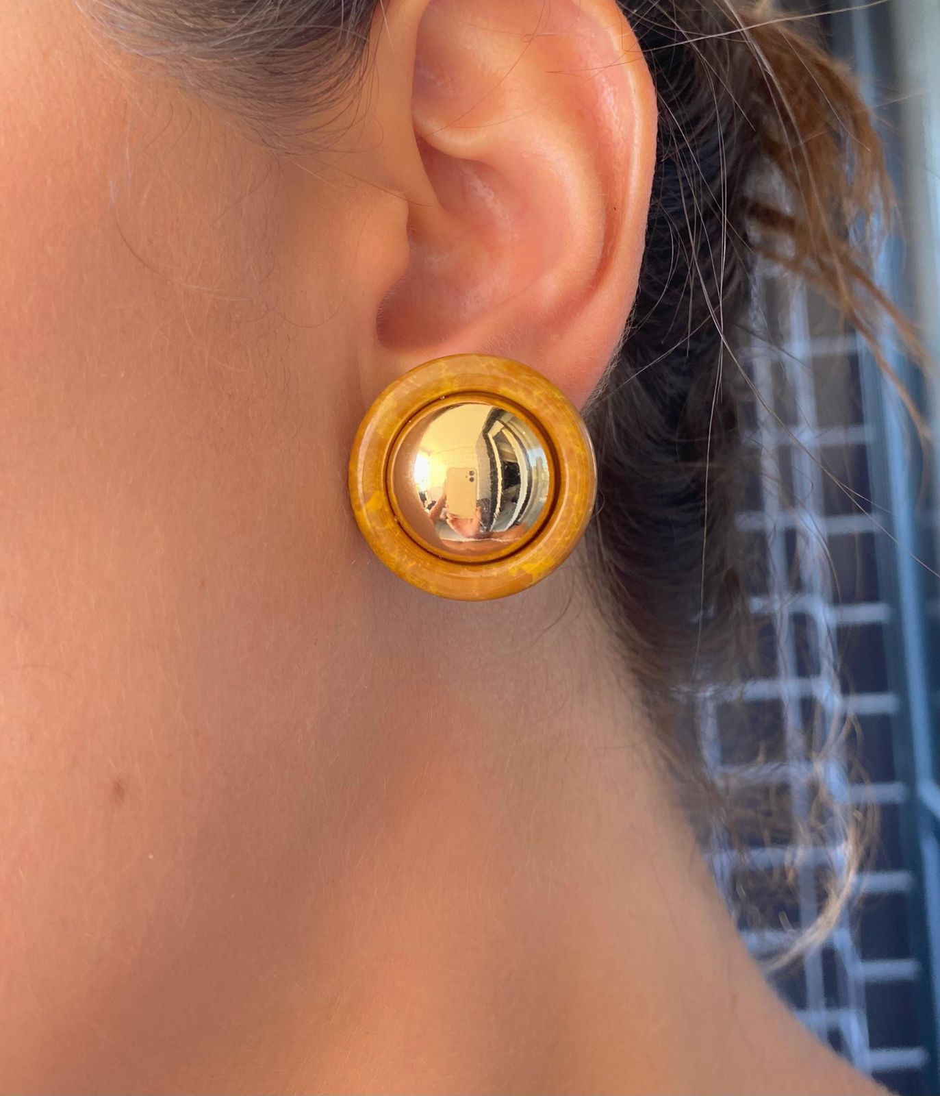 Brinco  resina + dourado