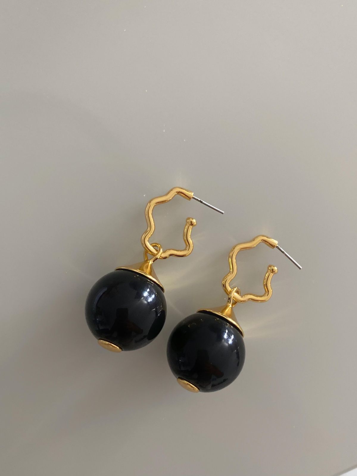 Brinco  argola ondulada + pingente de bola  preto